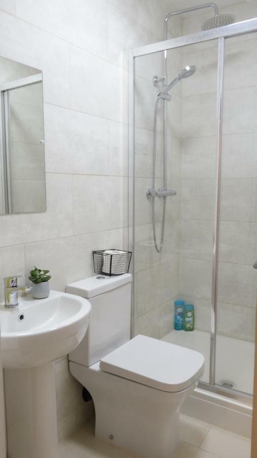 Luxury 2 Bed 2 Bath - Free Parking - 5Min To Airport - Sleeps 6 Apartment Ashford  Luaran gambar