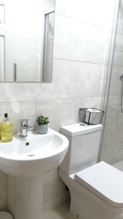 Luxury 2 Bed 2 Bath - Free Parking - 5Min To Airport - Sleeps 6 Apartment Ashford  Luaran gambar